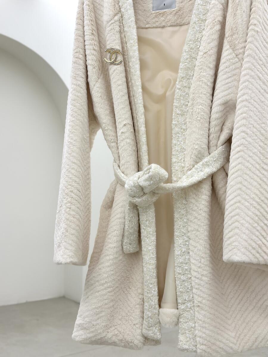 پالتو پوست مزونی آستردار به همراه گل سینه pd219-8