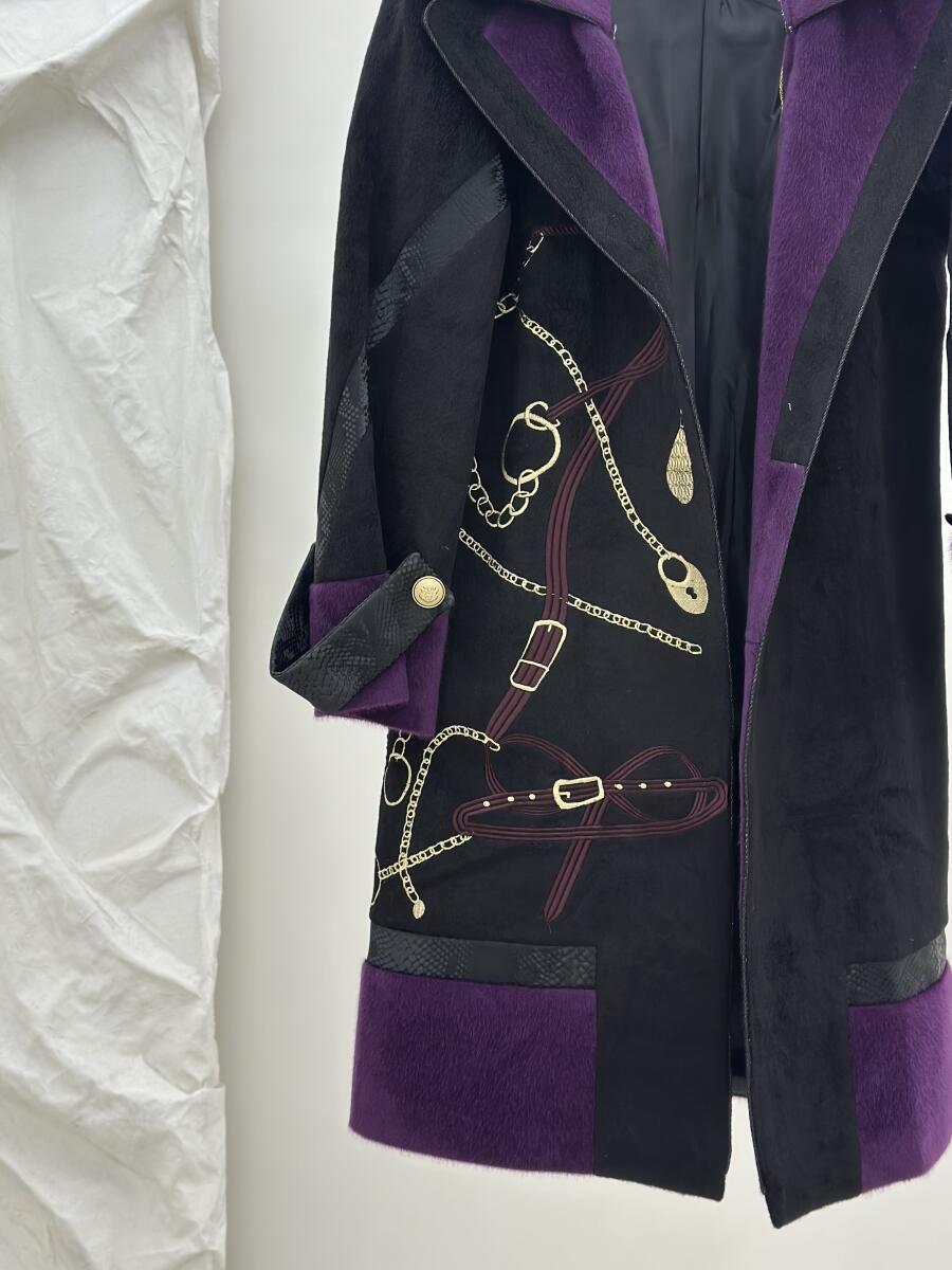 پالتو پوست مزونی گلدوزی شده طرح زنجیری خرج کار چرم آستردار pd495-11