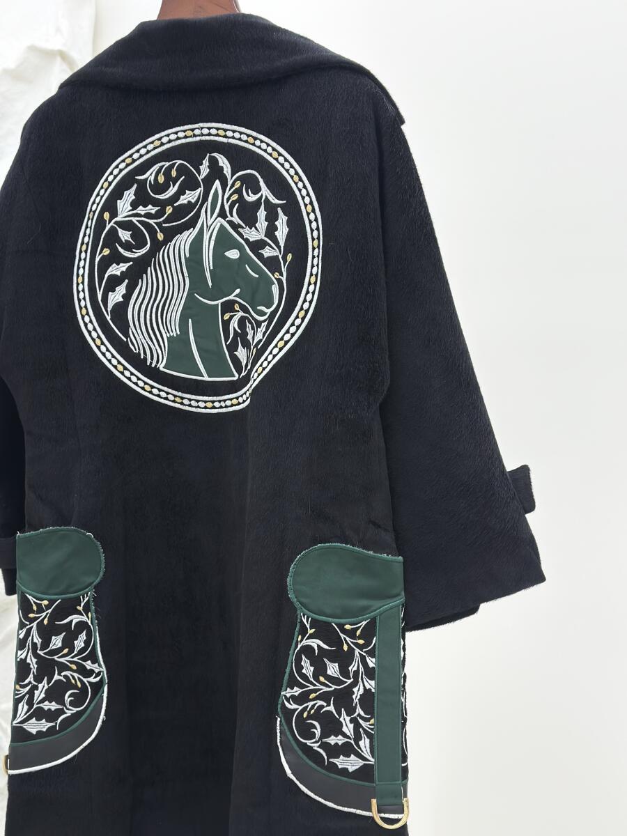 پالتو پوست مزونی اپلیکه دوزی شده طرح اسب آستردار pd491-10