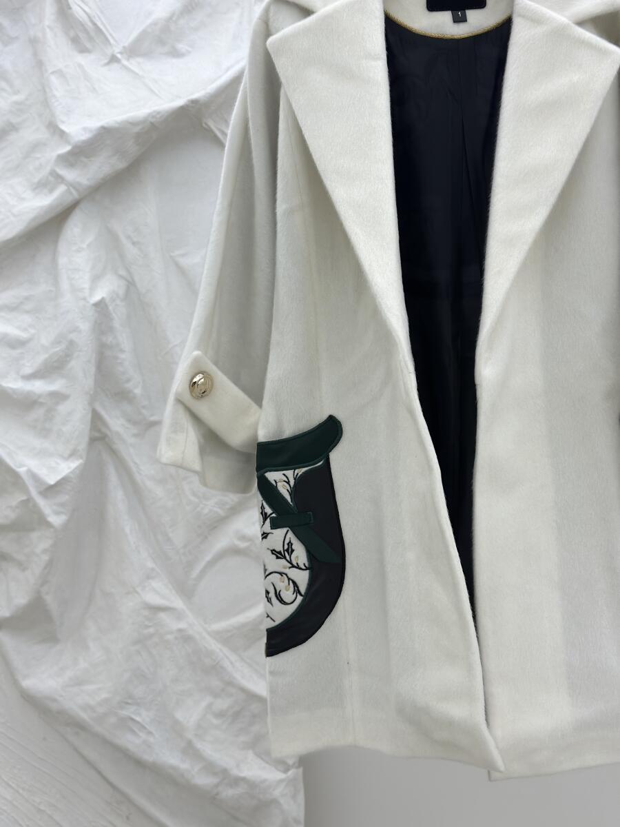 پالتو پوست مزونی اپلیکه دوزی شده طرح اسب آستردار pd491-10