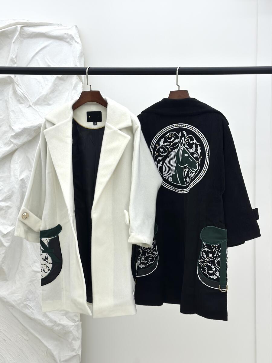 پالتو پوست مزونی اپلیکه دوزی شده طرح اسب آستردار pd491-10