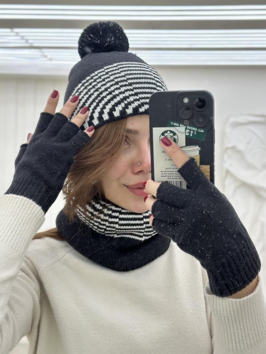 ست 3تیکه کلاه پوم دار طرح دار دستکش و شال گردن id21