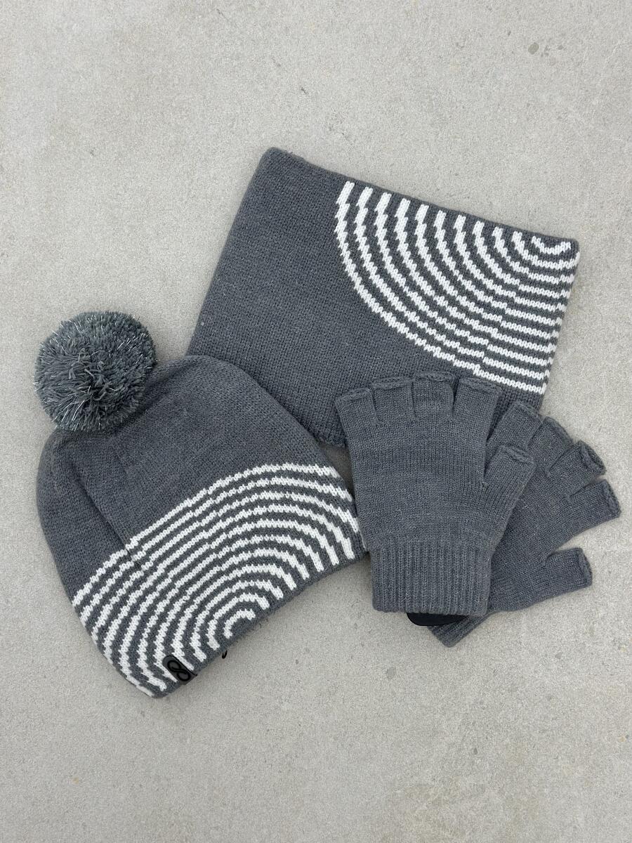 ست 3تیکه کلاه پوم دار طرح دار دستکش و شال گردن id21