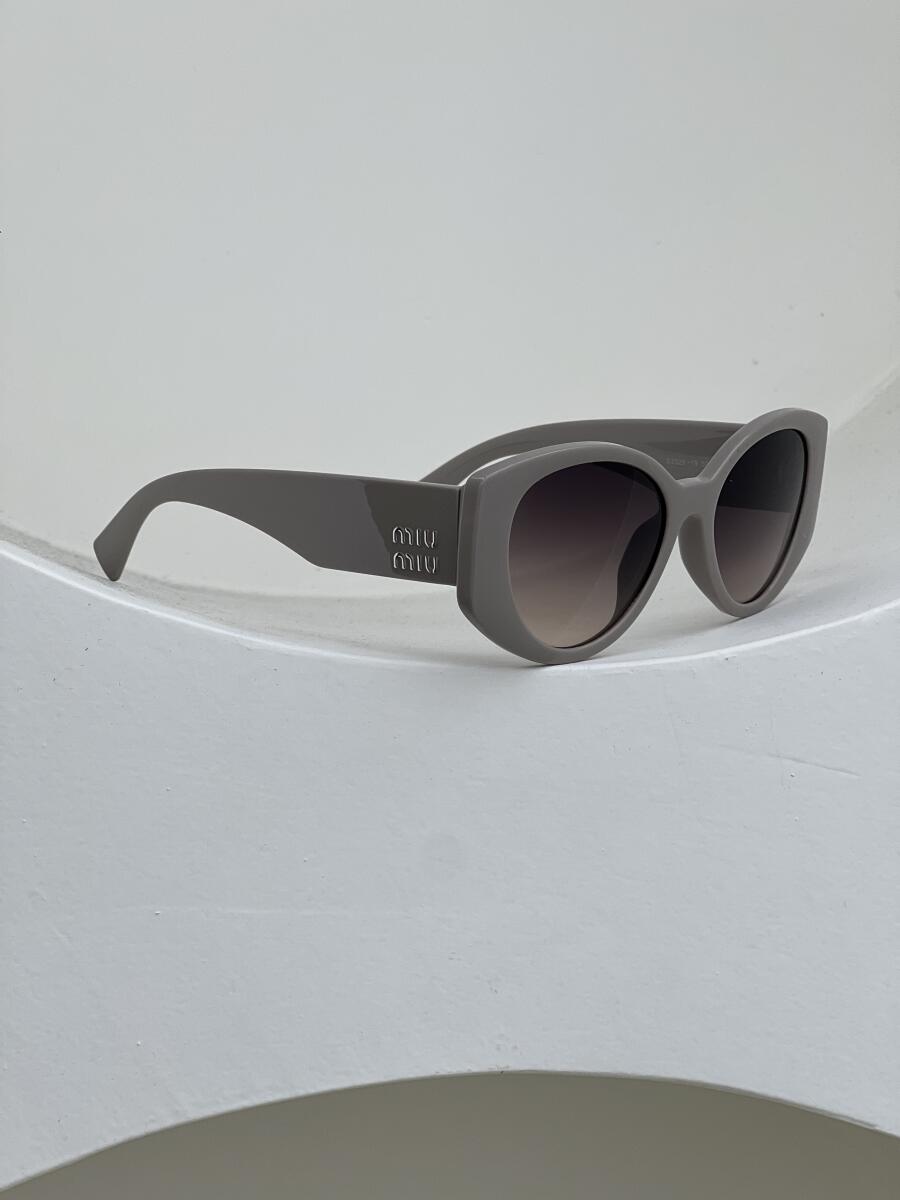عینک آفتابی طرح miumiu