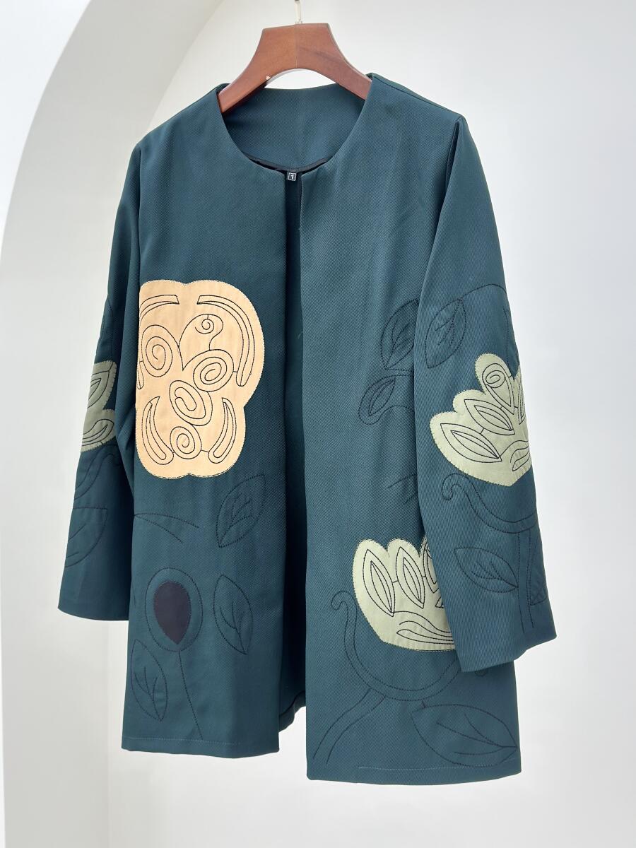 مانتو تابستانه کتان کج راه تیکه دوزی و گلدوزی شده طرح برگ bt640-1