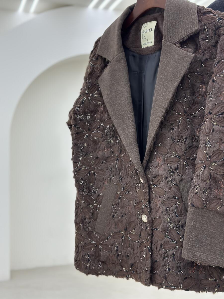 پالتو پوست کتی مزونی اپلیکه دوزی شده طرح گل آستردار pd652-16