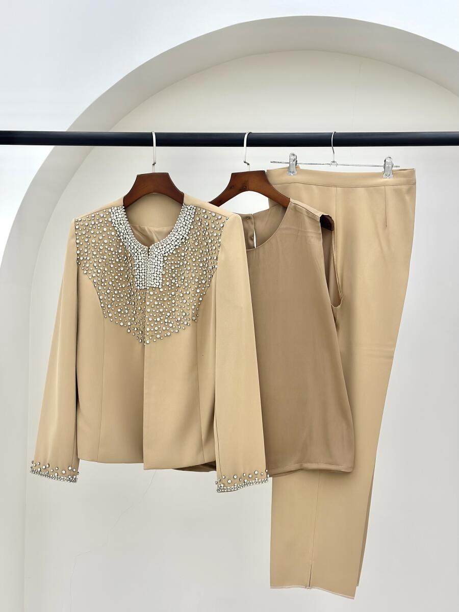 ست 3تیکه کت کرپ آستردار سنگ دوزی شده و تاپ وشلوار bd13-14