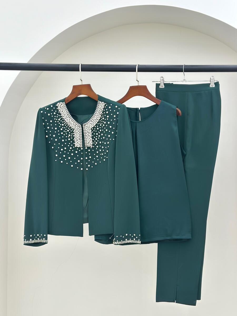 ست 3تیکه کت کرپ آستردار سنگ دوزی شده و تاپ وشلوار bd13-14