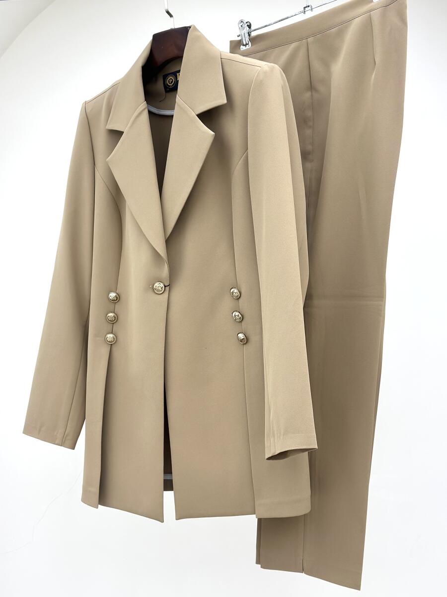 ست 2تیکه کت وشلوار کرپ مزونی طرح دکمه دار bd11-14