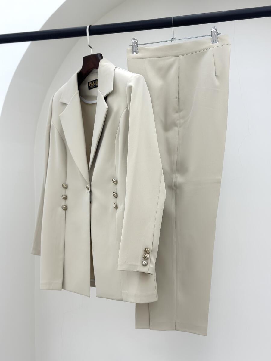 ست 2تیکه کت وشلوار کرپ مزونی طرح دکمه دار bd11-14