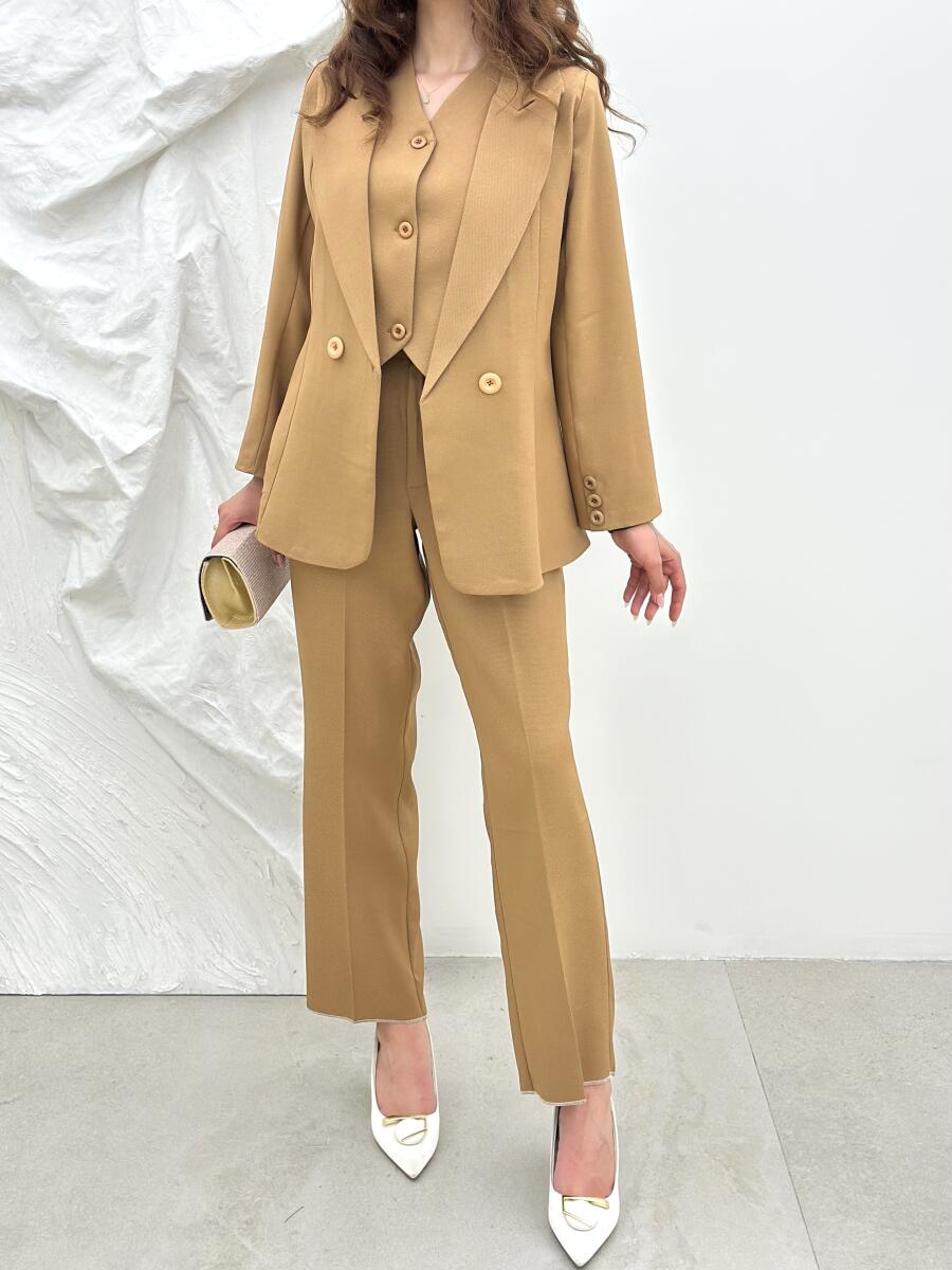 ست 3تیکه کت و وست وشلوار و کرپ طرح کج راه  bd10-8