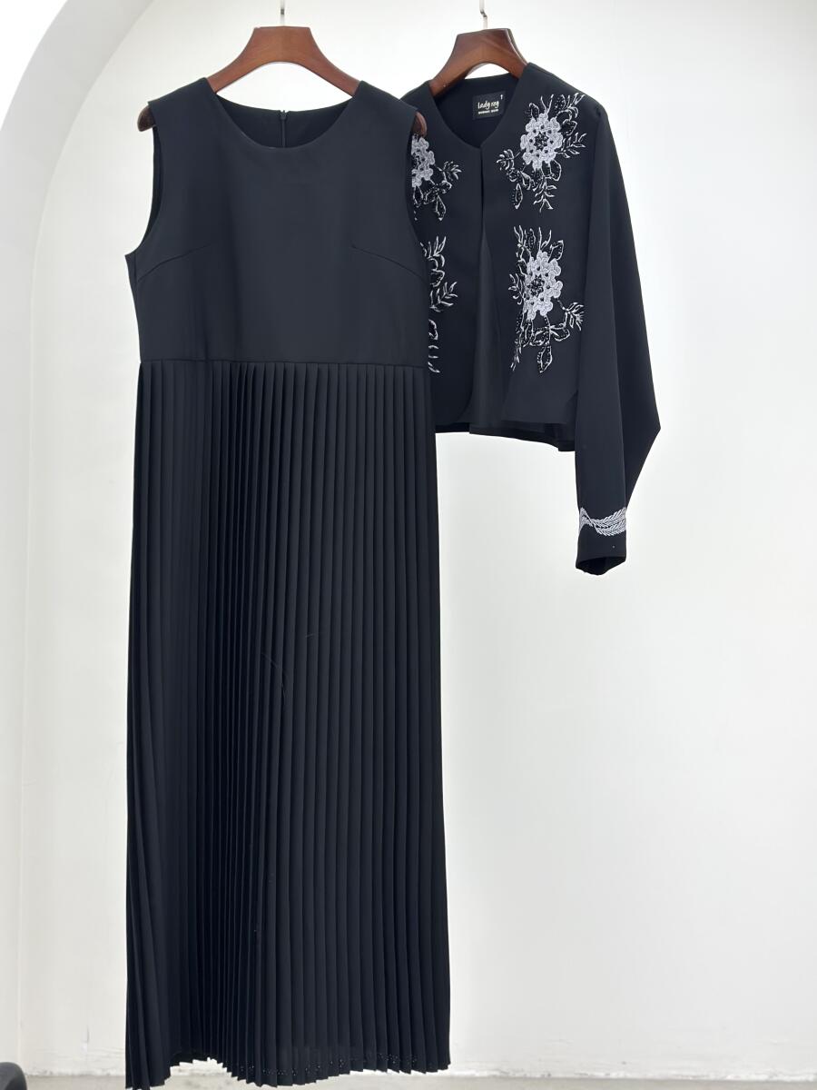 ست 2تیکه سارافن کرپ پلیسه ای و کت منجوق دوزی شده طرح گل bd8-8