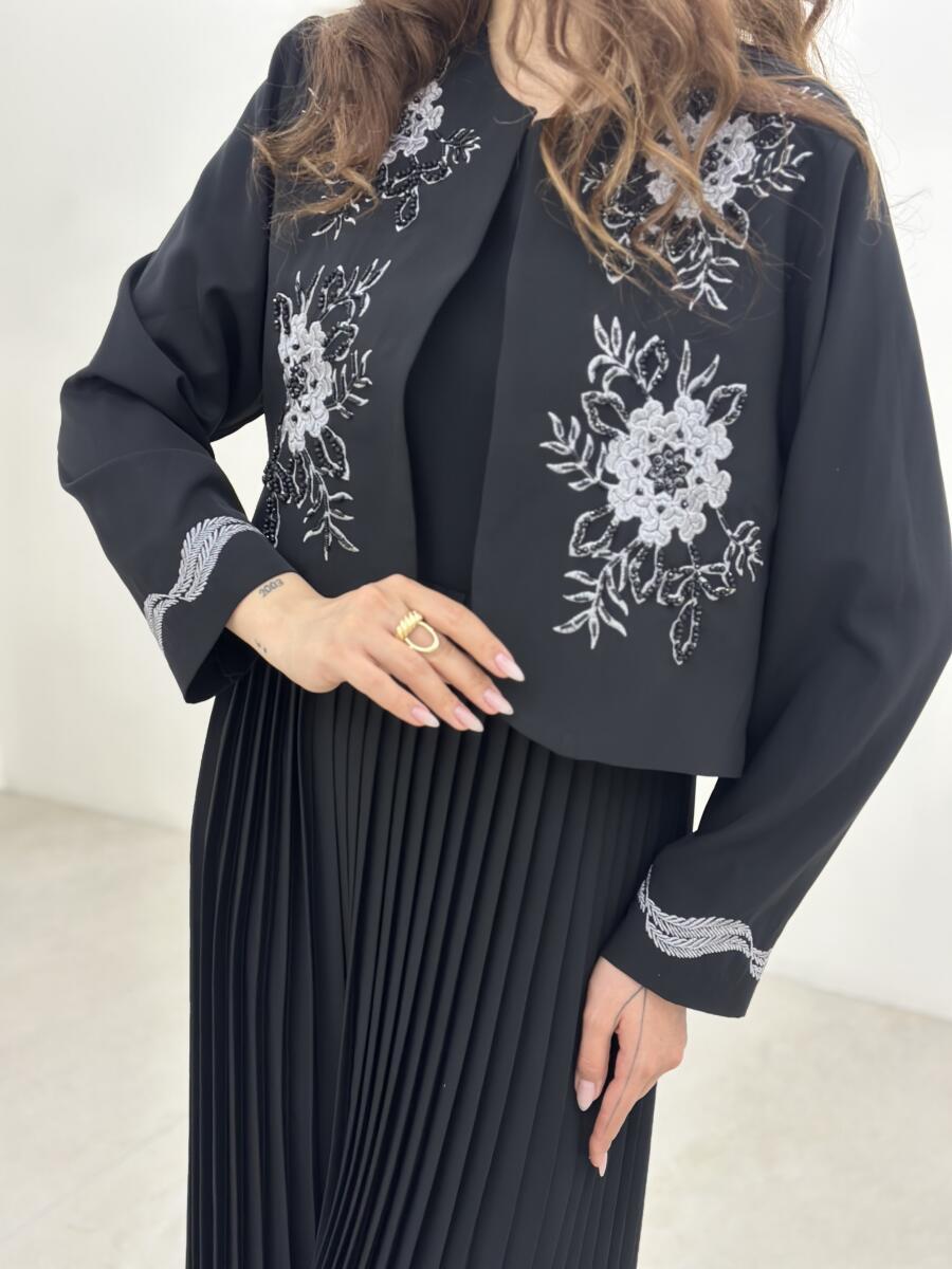 ست 2تیکه سارافن کرپ پلیسه ای و کت منجوق دوزی شده طرح گل bd8-8