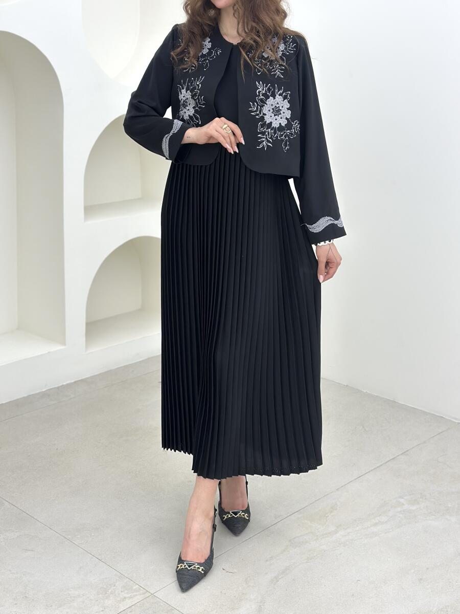 ست 2تیکه سارافن کرپ پلیسه ای و کت منجوق دوزی شده طرح گل bd8-8