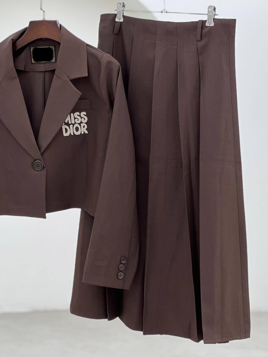 ست 2تیکه کراپ کت کرپ و دامن پلیسه ای طرح bd78-4 miss dior